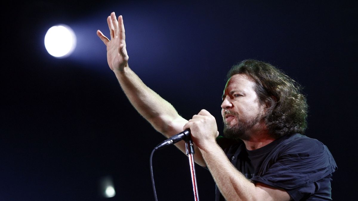 Pearl Jam hrát v Praze nebudou, frontman má nemocné hlasivky kvůli požárům ve Francii